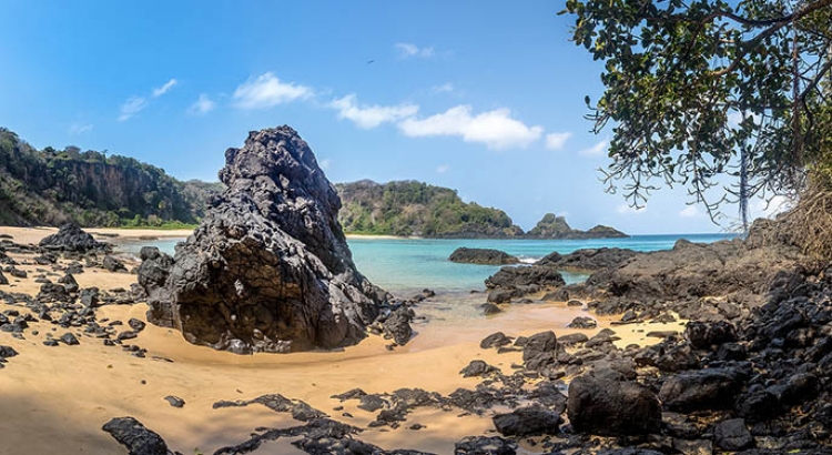 Brasilien-Baia do Sancho-iStock-diegograndi.jpg